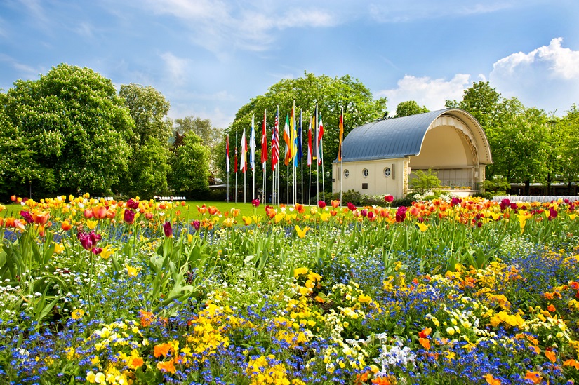 Kurhaus, lugar del casino. Paisaje con flores de colores y un cielo azul. Alemania, Baden-Baden.