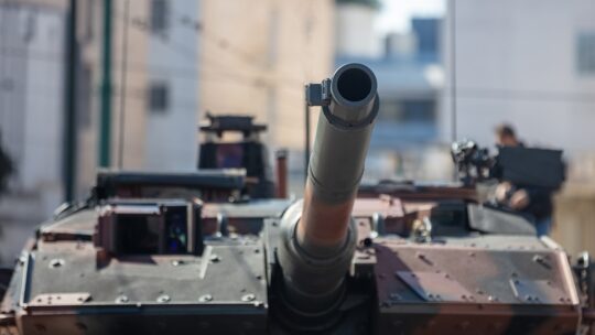 Canciller Scholz cede a presiones y envía tanques alemanes a la guerra en Ucrania